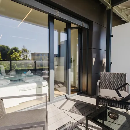 Premium Mit Balkon - *